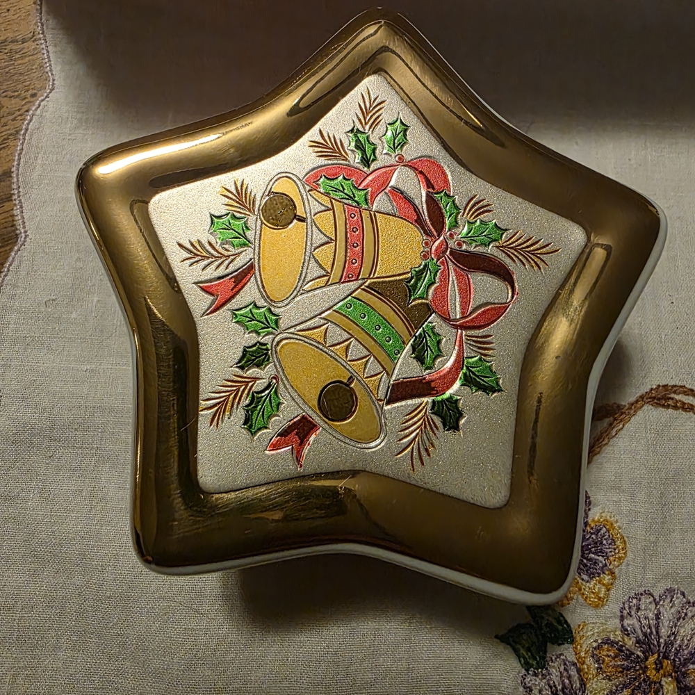 Vintage Jamestown China Christmas Chokin star-shaped trinket box. 1987